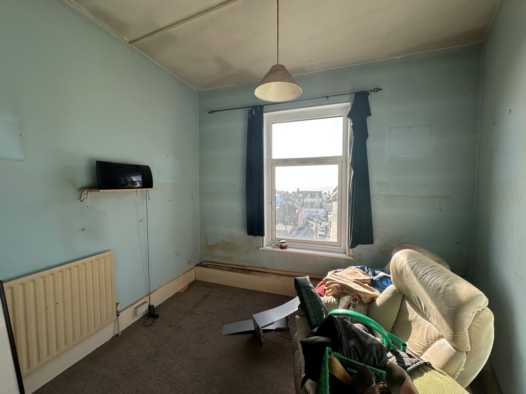 Lot: 66 - FREEHOLD MIXED USE INVESTMENT - Flat 2 third bedroom